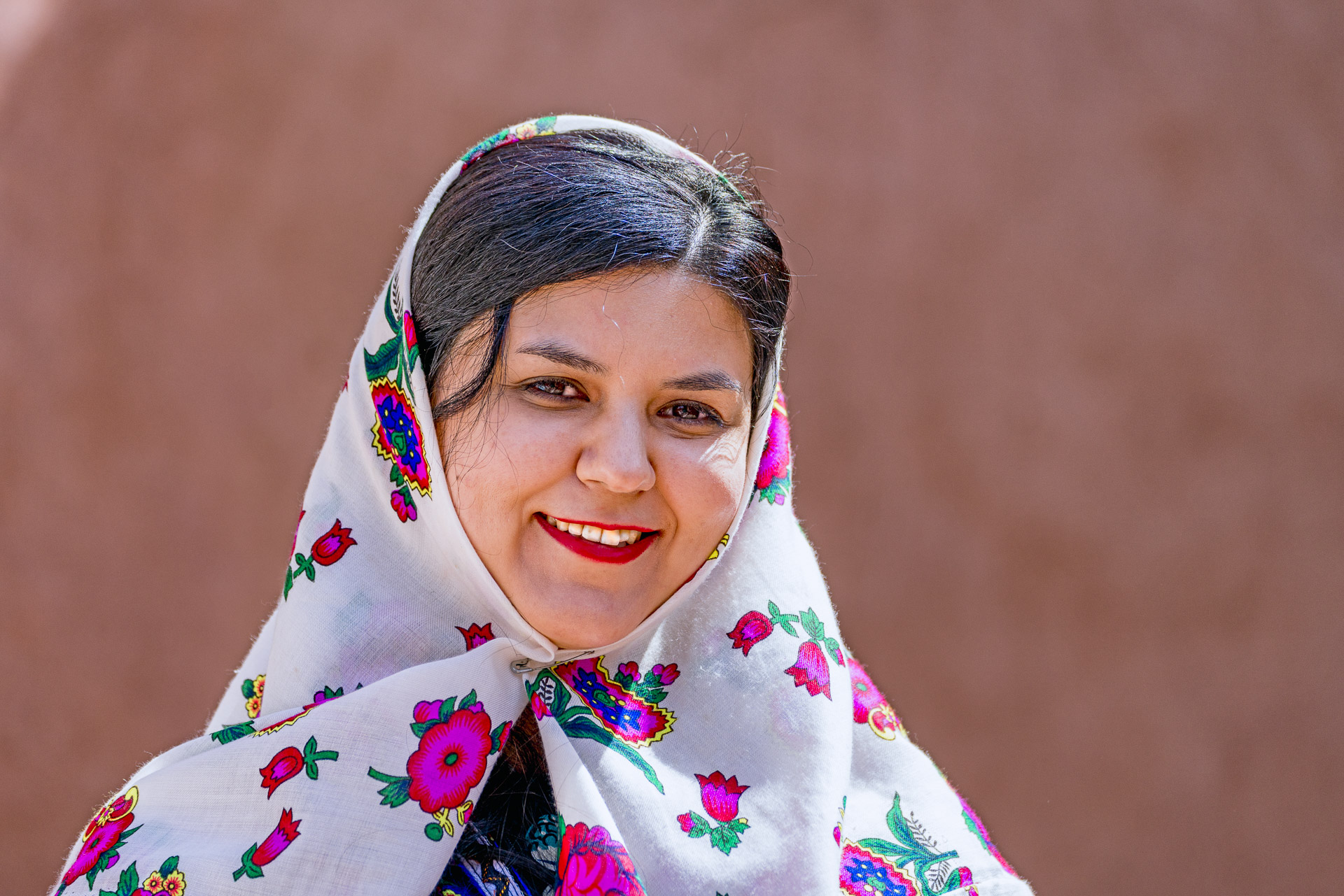 Freundliche Frau aus dem Iran fotografiert auf einer Fotoreise.