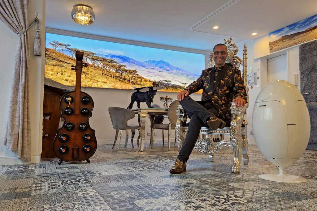 Benny Rebel in seinem Büro in Hannover