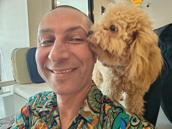 Im pulsierenden Herzen von Bangkok, inmitten der ewigen Symphonie aus Klang und Bewegung, gibt es ein kleines Paradies, ein Café, das nicht nur den Gaumen, sondern auch die Seele erfrischt – ein Hunde-Café.