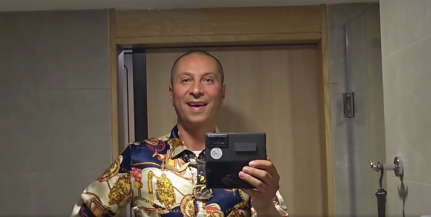 Als Teenager war ich selbst ein Kung Fu Fighter und ich habe diesen Sport geliebt. Heute Abend gibt es mehrere große Kämpfe und ich habe einen VIP-Sitzplatz ganz nah am Kampfring.