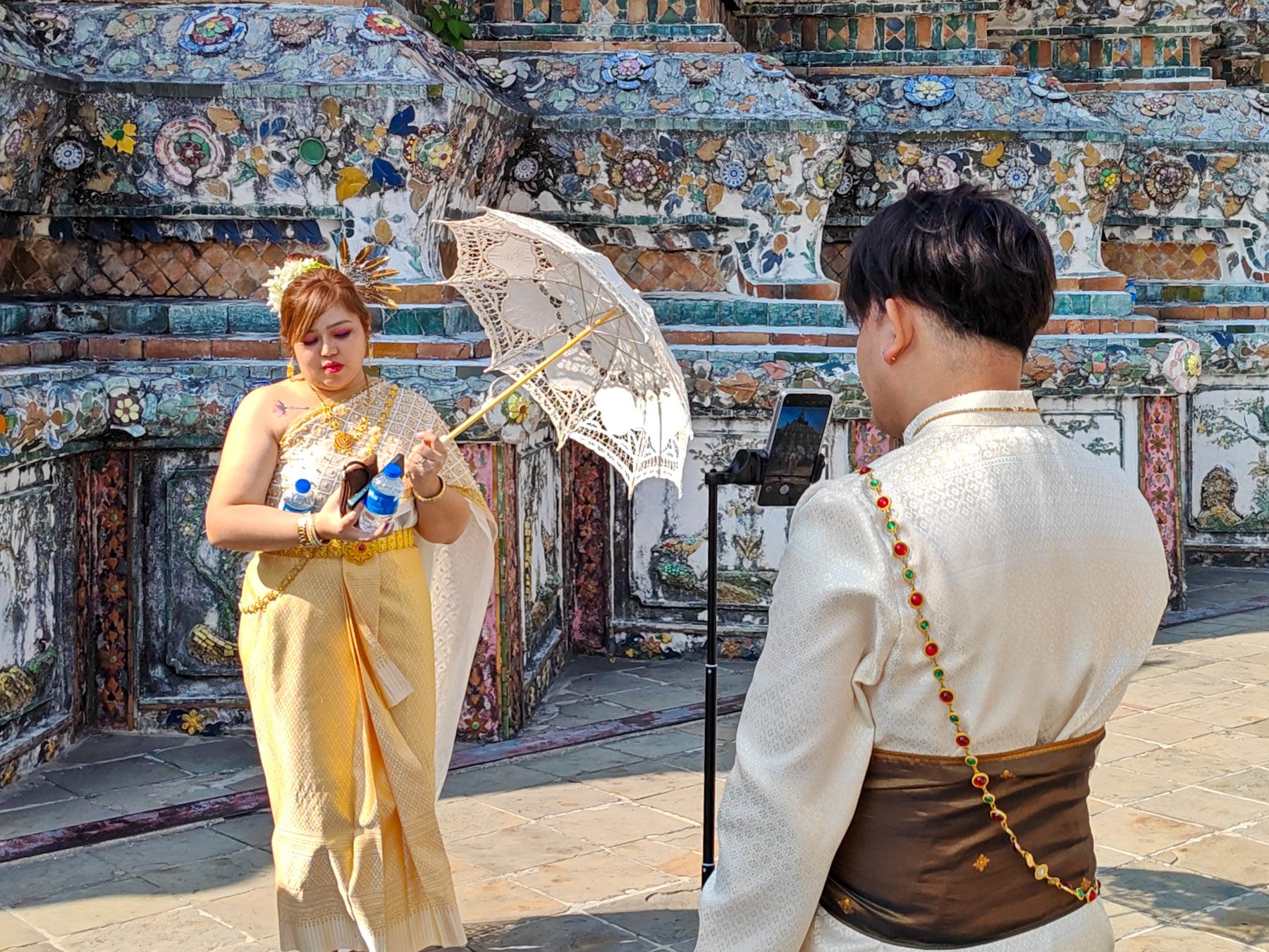 Die Fotografien, die in diesen heiligen Hallen entstanden, sind ein trauriges Spiegelbild der Entfremdung: Ein Kampf um die besten Plätze, als wäre das Erleben der Geschichte ein Privileg des Selbst