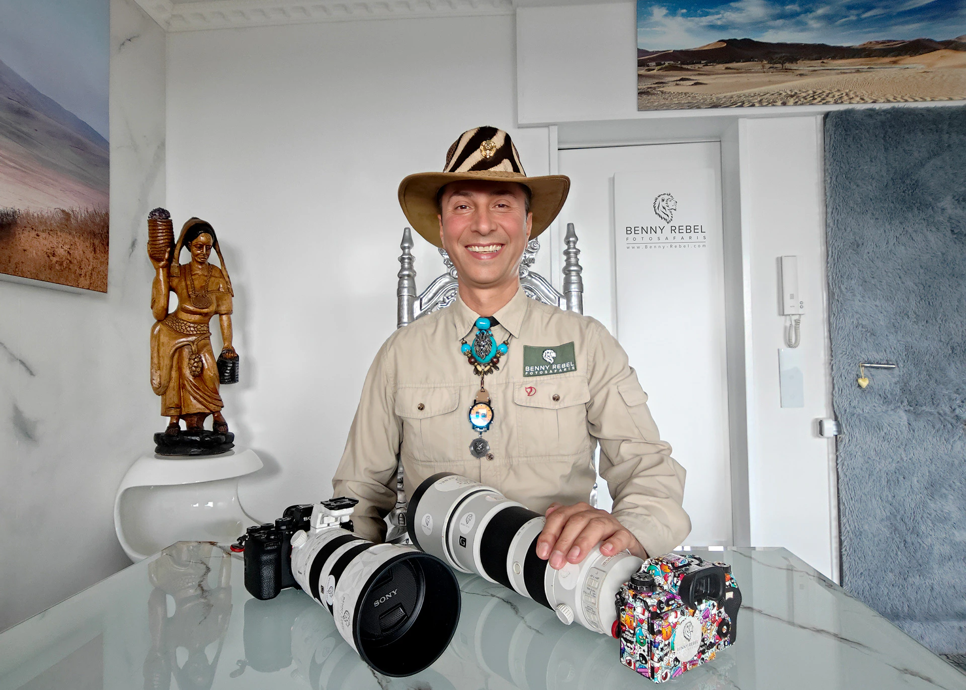 Benny Rebel fotografiert in seinem Büro in Hannover.