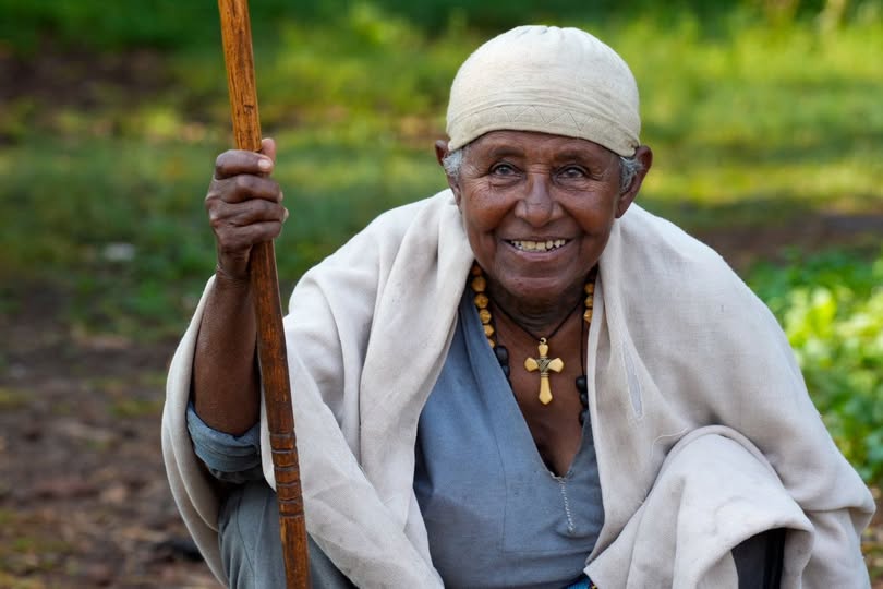 Wir sind gut angekommen – und mit diesem warmherzigen Bild, dem Lächeln einer Nonne, sende ich meinen Freunden ein herzliches Hallo aus den Bergen Äthiopiens.
