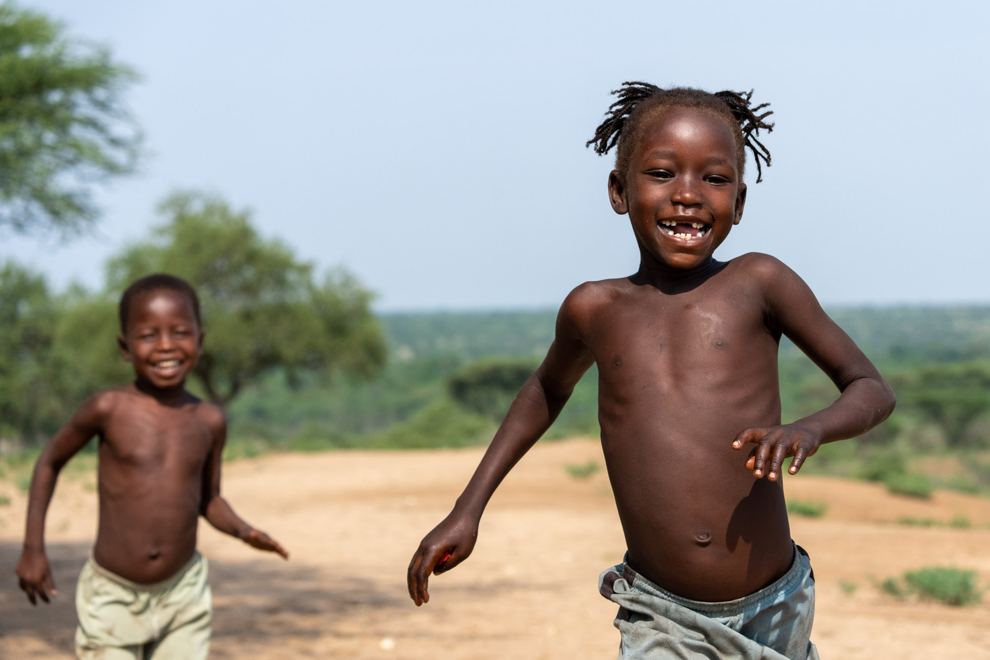 Gestern durften wir ein ganz besonderes Erlebnis teilen – ein Kinder-Rennen im Süden Äthiopiens, das wir selbst organisiert haben, mitten im Land der faszinierenden Urvölker