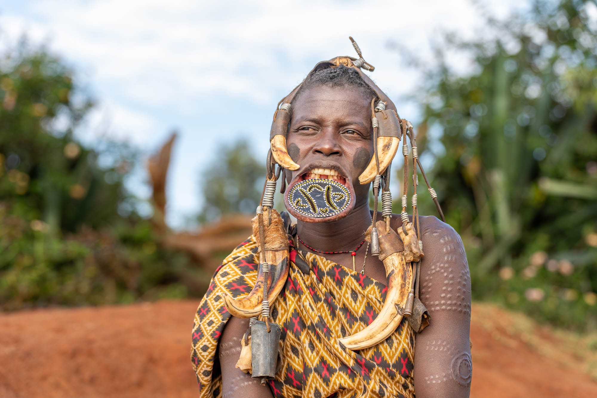 Gestern stand ich im Omo-Tal, vor einigen Frauen der Mursi – stolz, still, in ihren ganzen eigenen Schönheit. In ihren Unterlippen trugen sie die berühmten Teller,