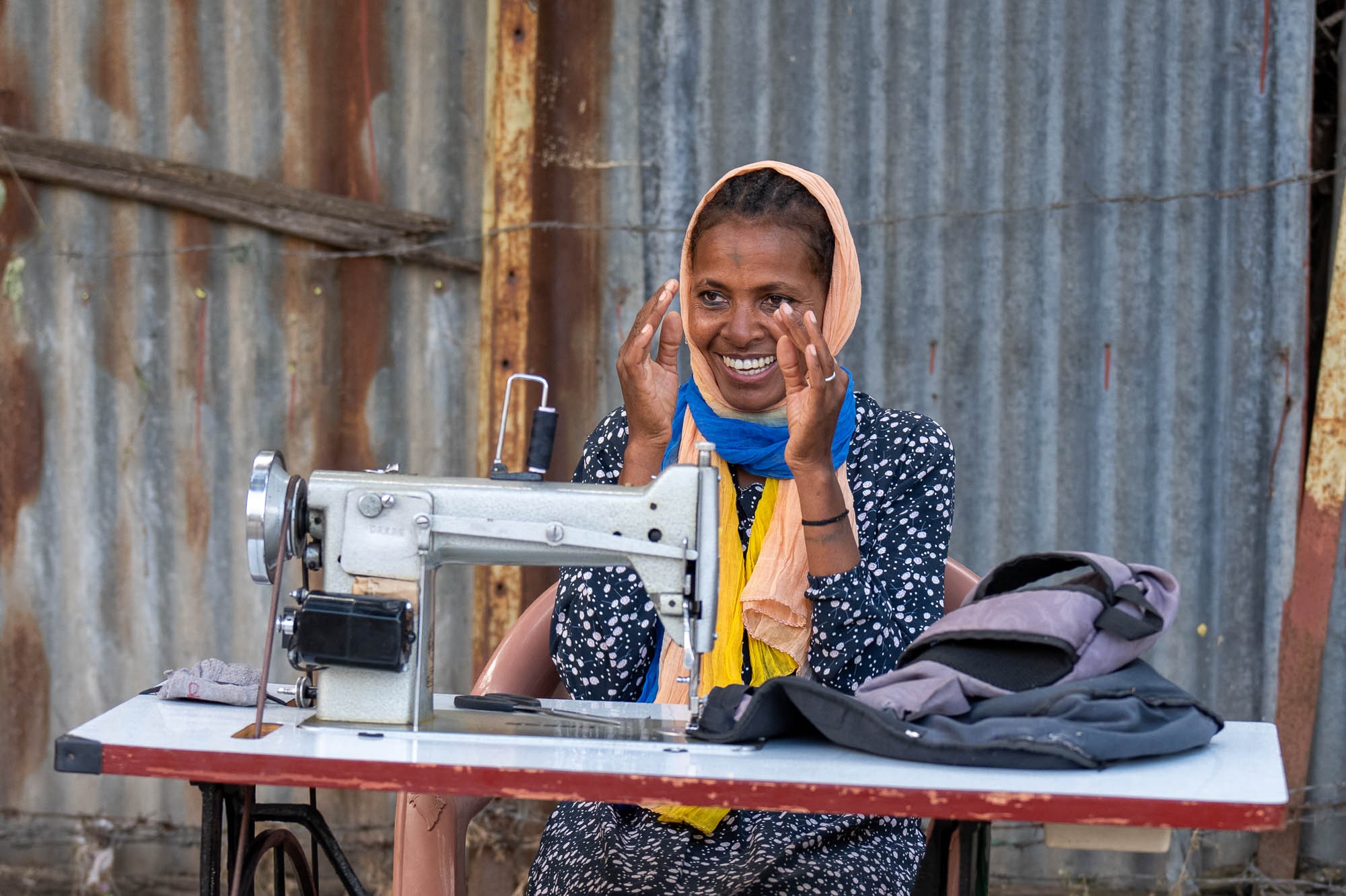 Hier sitzt sie. Eine Frau, deren Name wir nicht kennen, deren Geschichte in den unzähligen Metern Stoff verborgen liegt, die durch ihre Hände gleiten. Sie ist eine Königin ihres winzigen Reiches aus Faden und Stoff, eine Architektin des Alltags.