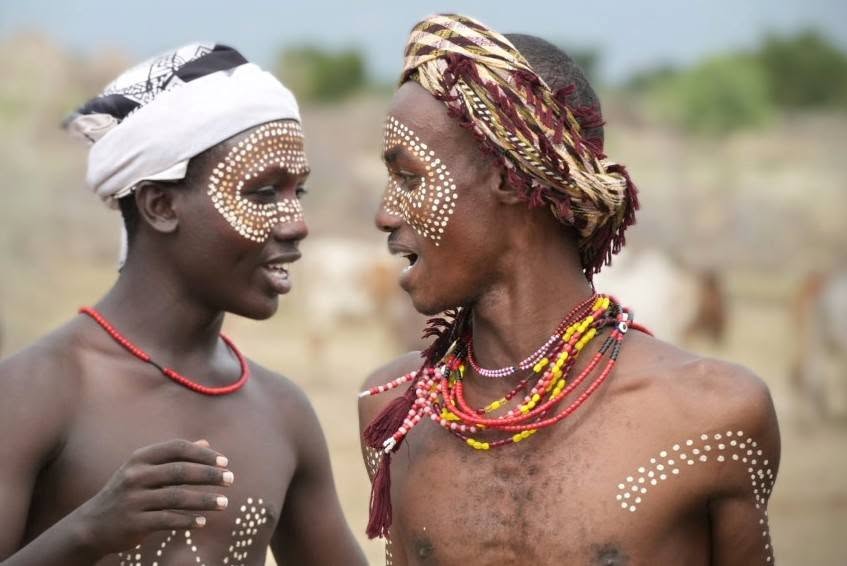 Hier, im Süden Äthiopiens, habe ich in den vergangenen Tagen unzählige solcher Gesichter gesehen – Gesichter, die von Sonne, Wind und Leben geformt sind. Sie blicken ruhig in die Welt