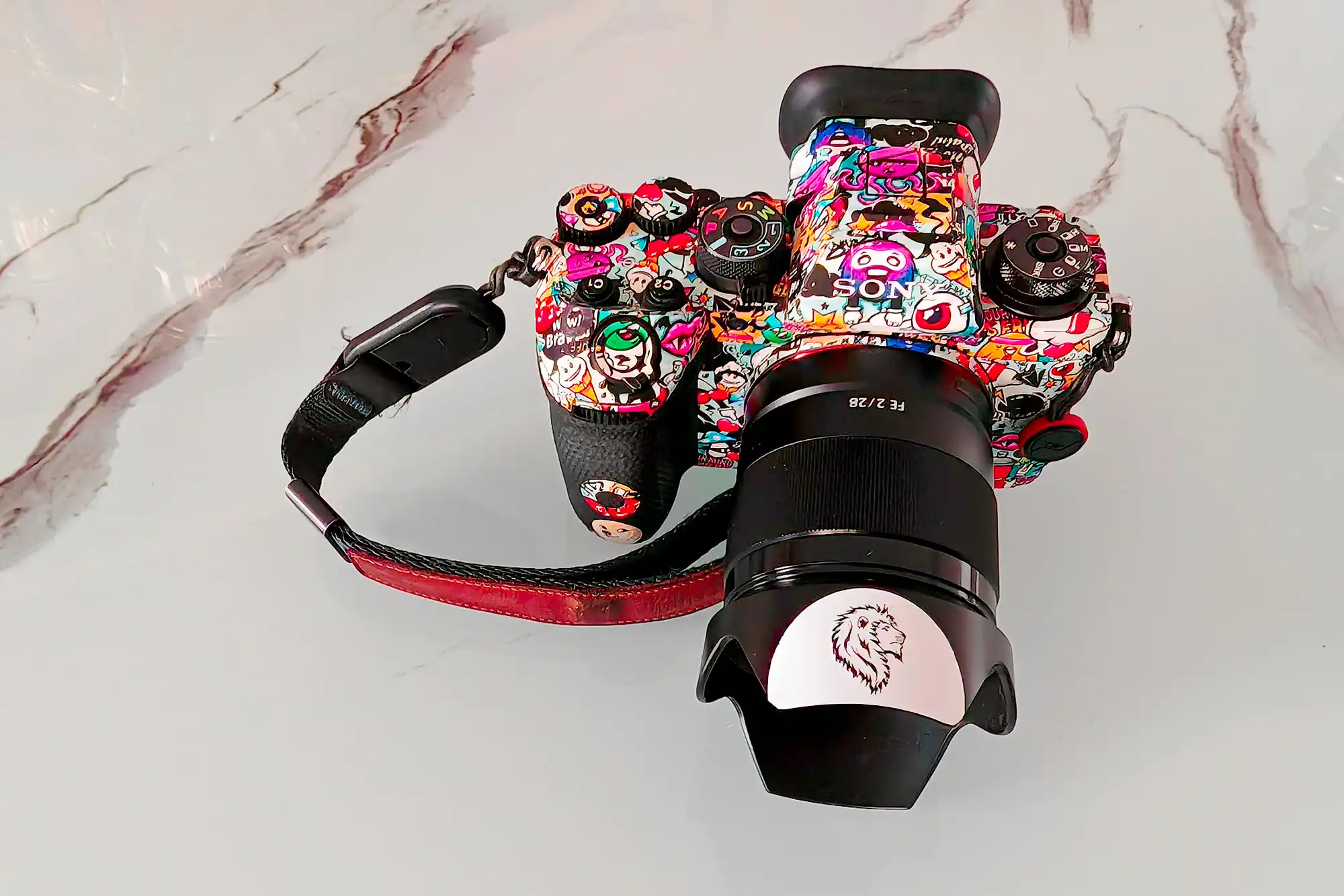 Die individualisierte Sony A1 MK2 von Benny Rebel zusammen mit Sony 28mm F2.0.