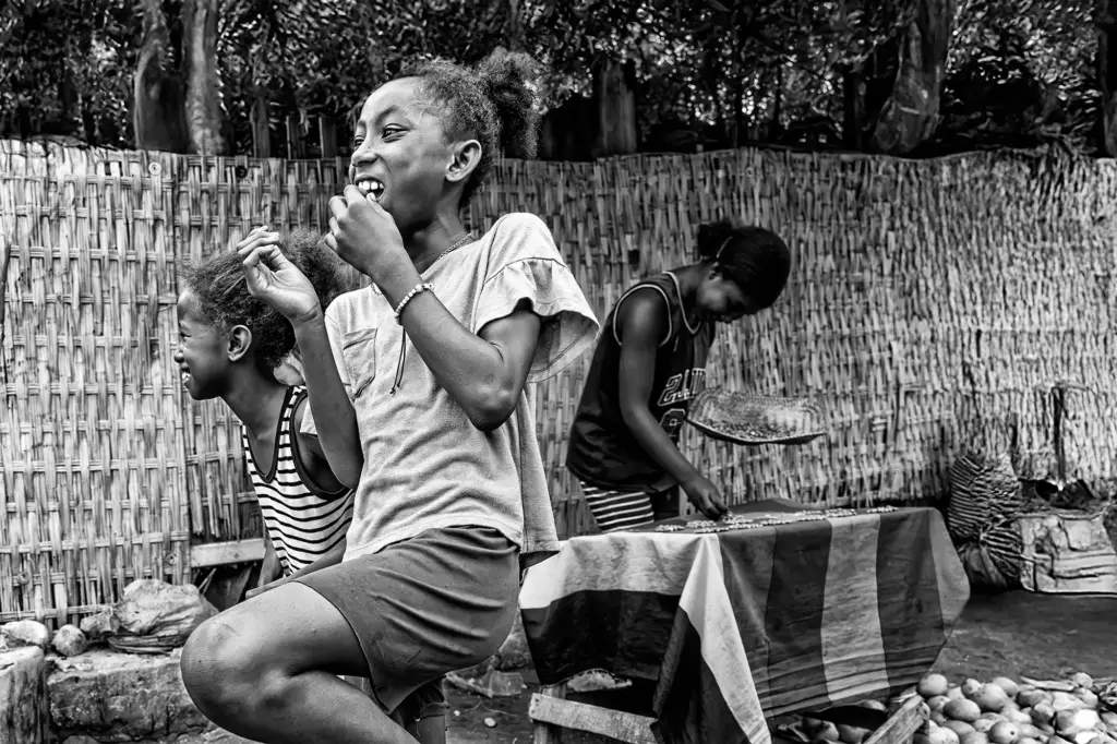 Street-Fotografie auf einer Fotoreise durch Madagaskar. Fotografierte Kinder.